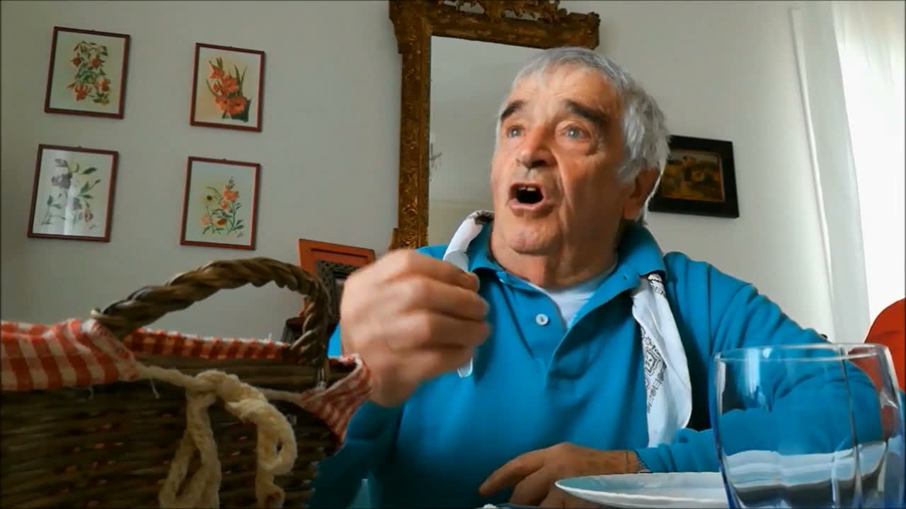 Decenzio mentre racconta